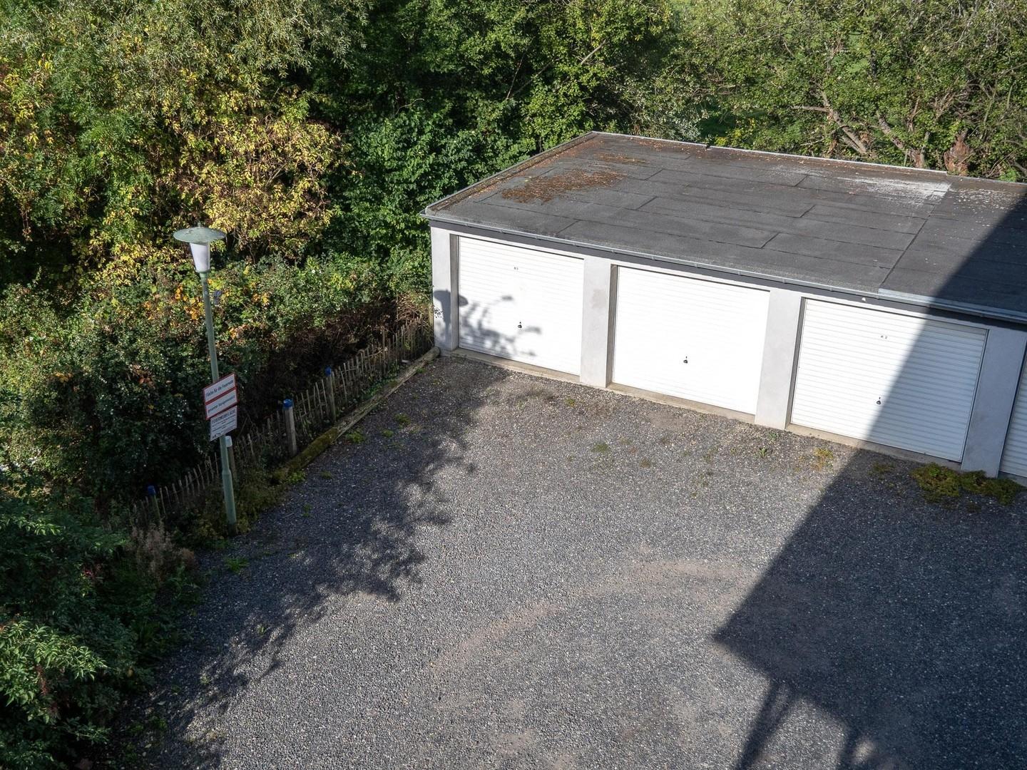 Garage (links)