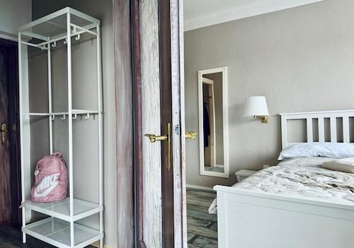 Zimmer mit Flur & Garderobe