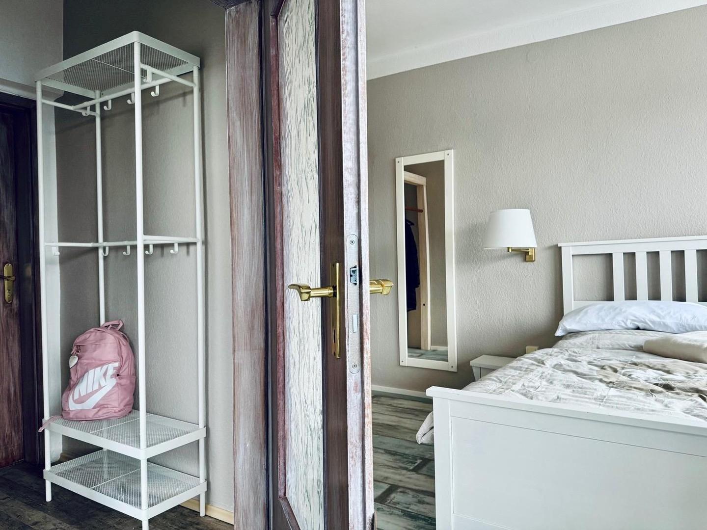 Zimmer mit Flur & Garderobe