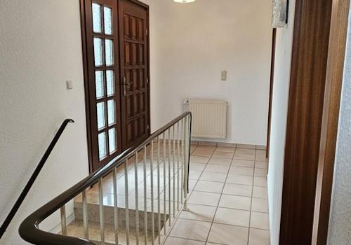 Vorflur mit Kellertreppe