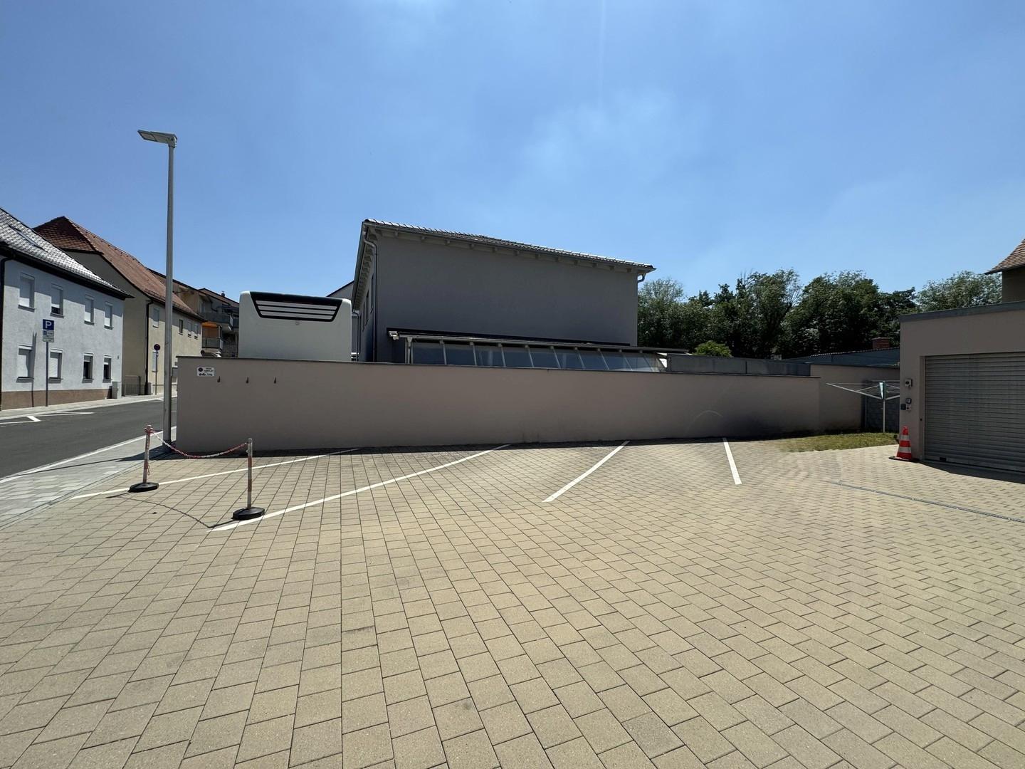Hof mit Außenstellplatz