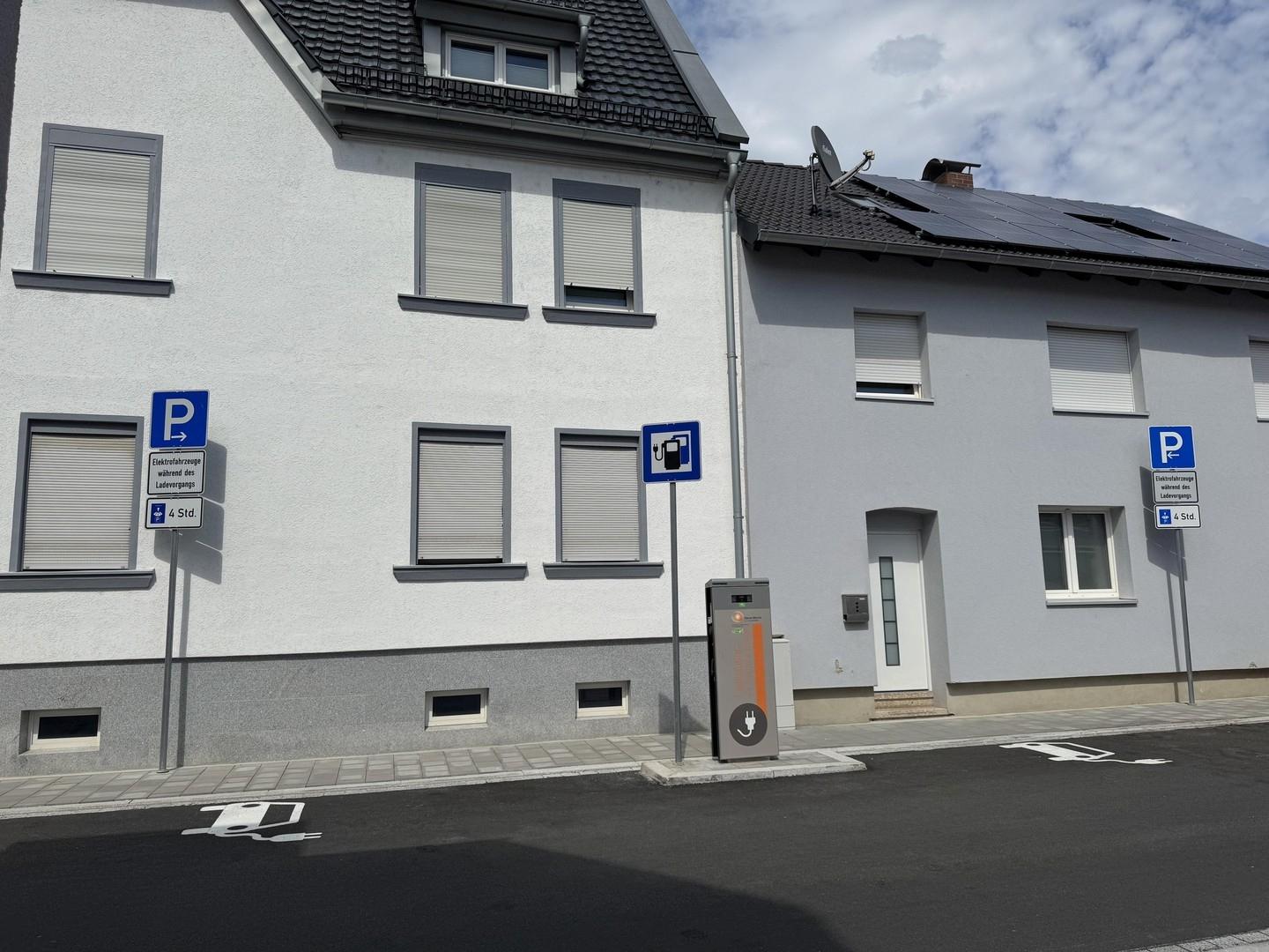 E-Ladesäulen an der Straße