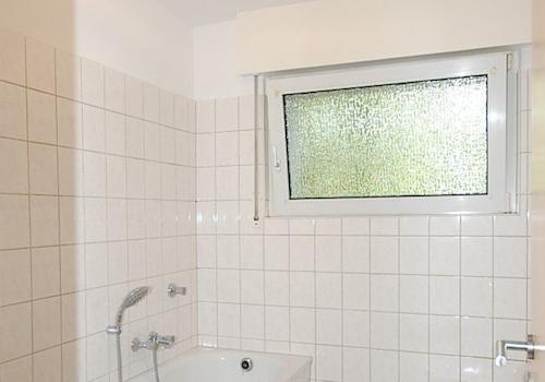 Bad mit Wanne 