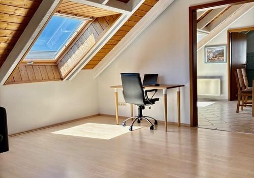 Bürobereich im Wohnzimmer