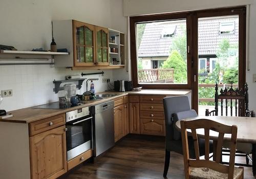 Wohnzimmer mit Einbaukücher