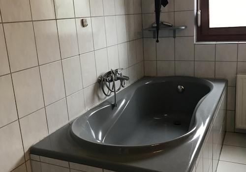 Bad mit Wanne im DG