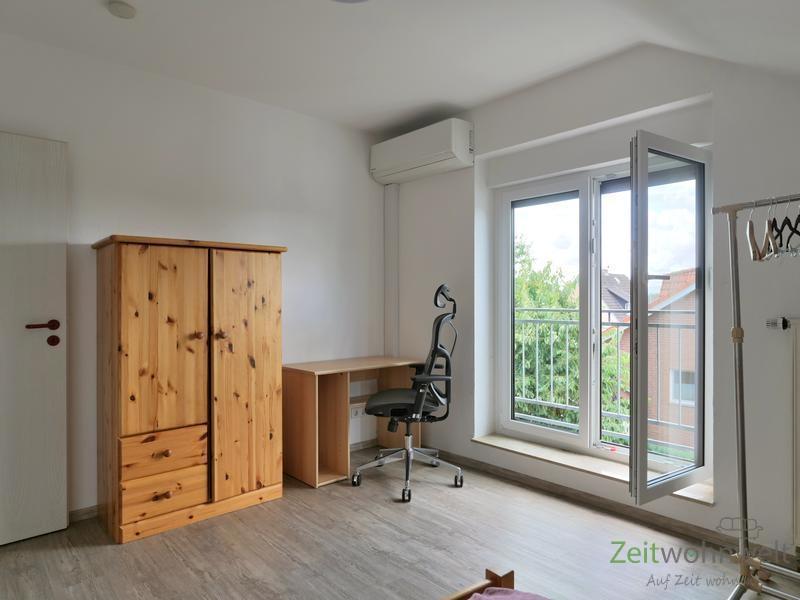 Kleiderschrank und Schreibtisch