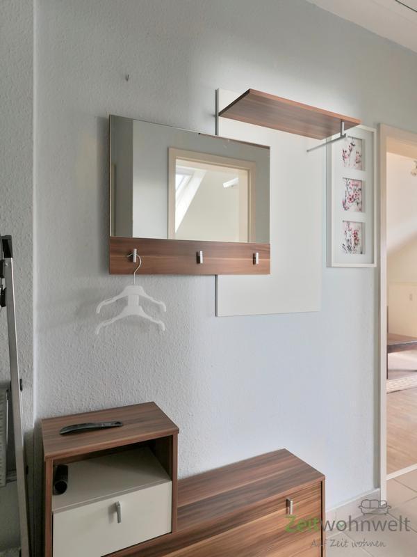 kleiner Flur mit Garderobe