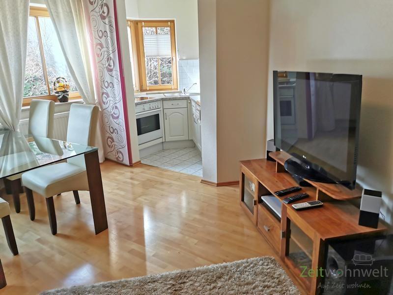Blick zu Küche und TV