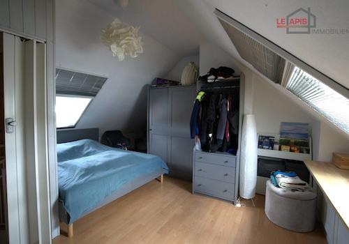Schlafzimmer obere Ebene m. Zugang innerhalb Whg. u. v. Treppenhaus hinterm Schrank (2. Eingangstür)