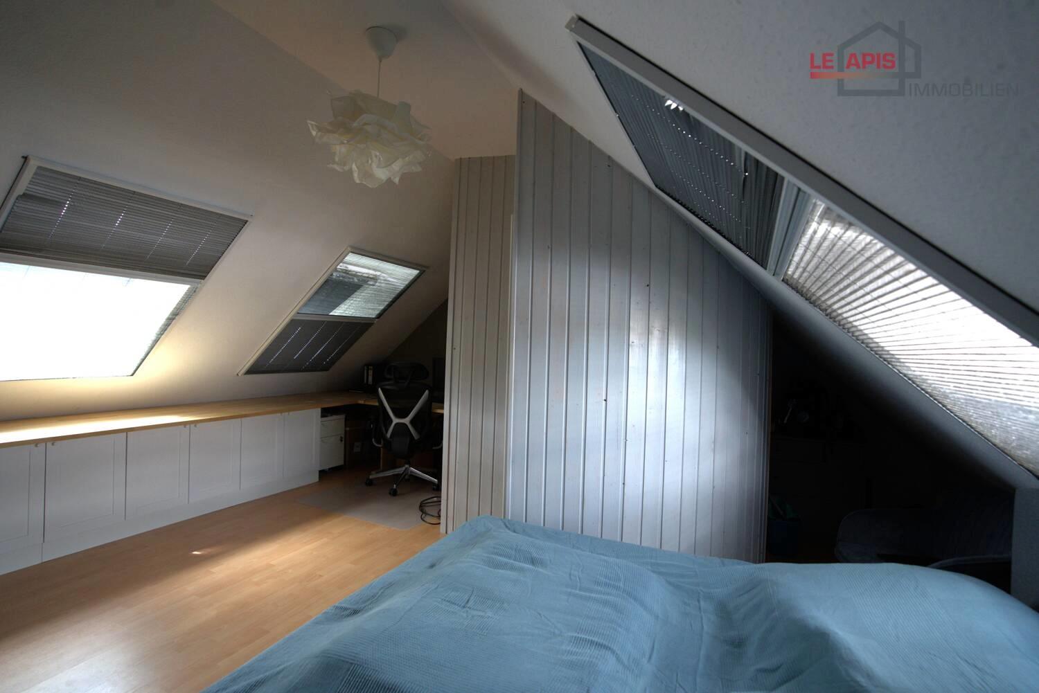 Schlafzimmer obere Ebene m. Bürobereich (2. Eingangstür v. Treppenhaus)