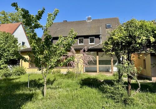 Blick auf das Haus vom Garten