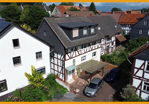 Seitlicher Blick auf die Immobilie