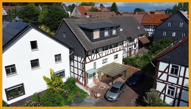 Seitlicher Blick auf die Immobilie