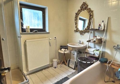 Bad mit Wanne und Dusche im EG