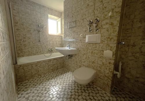 Badezimmer mit Fenster