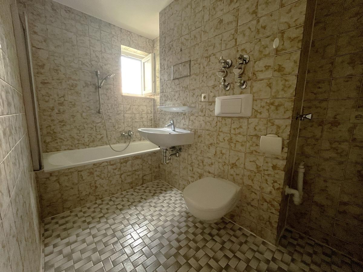 Badezimmer mit Fenster