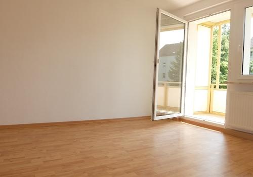 Wohnzimmer mit Balkonzugang