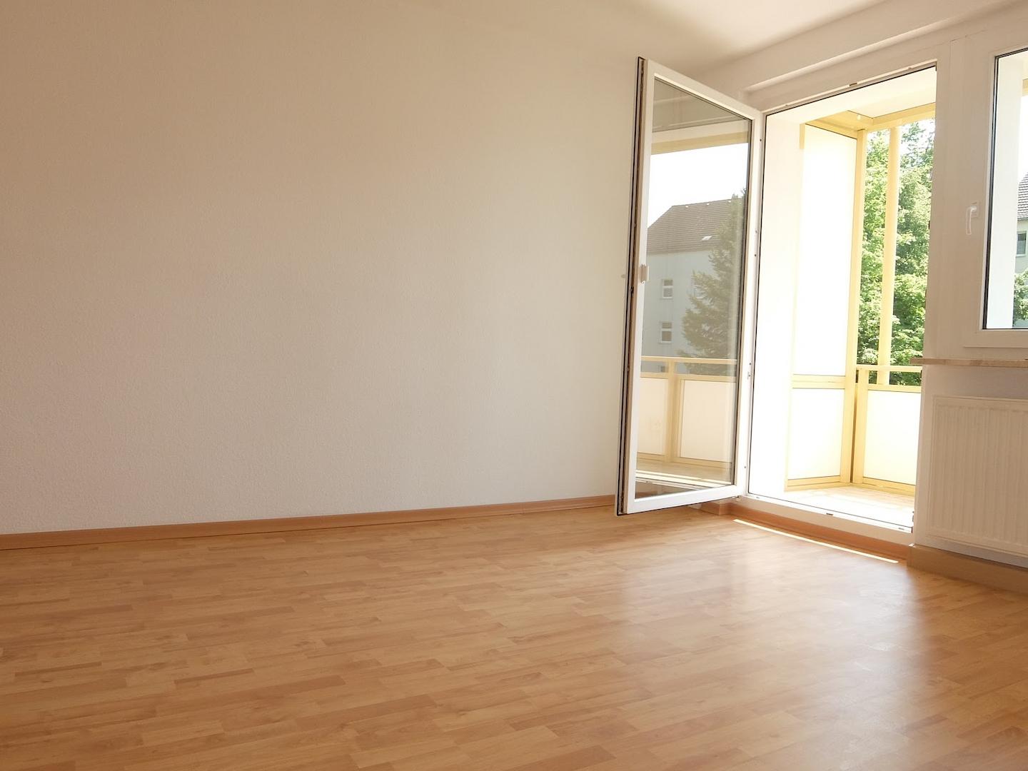 Wohnzimmer mit Balkonzugang