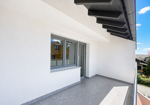 Großer überdachter Balkon