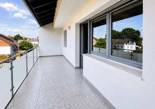 Großzügiger überdachter Balkon