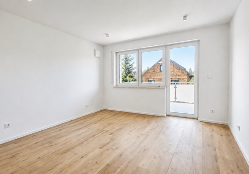 Wohnzimmer mit Balkonzugang
