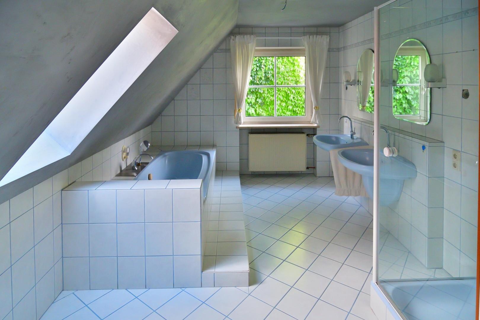 2 Waschbecken, Wanne, Dusche..