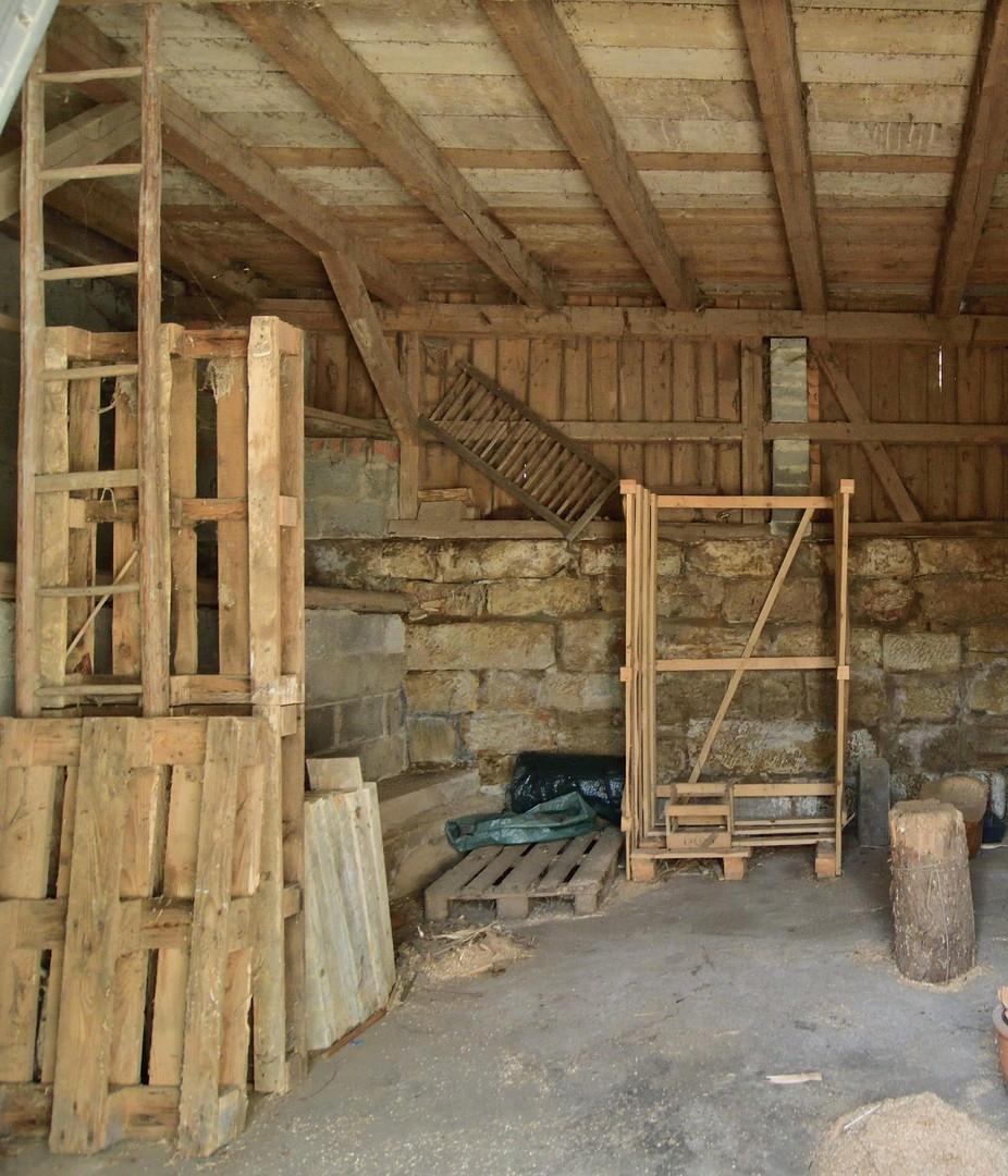 Scheune, innen Sandstein/ Holz