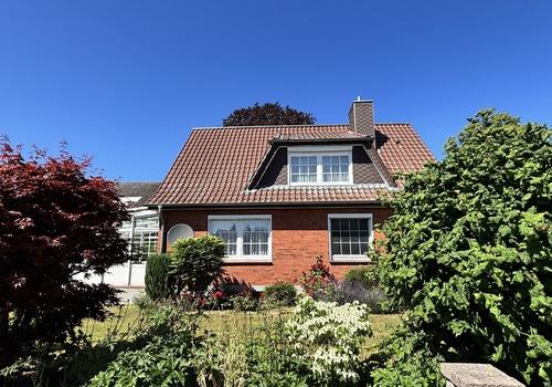 Einfamilienhaus, Rotklinker, Vorgartenansicht
