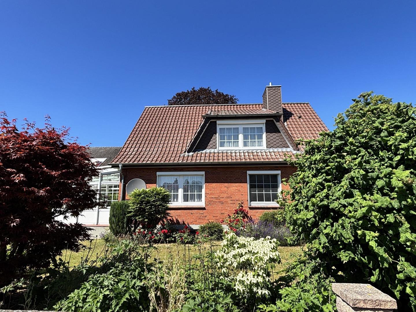 Einfamilienhaus, Rotklinker, Vorgartenansicht