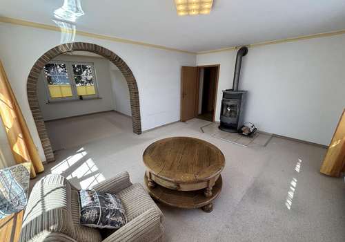 Wohnzimmer mit Blick ins Esszimmer