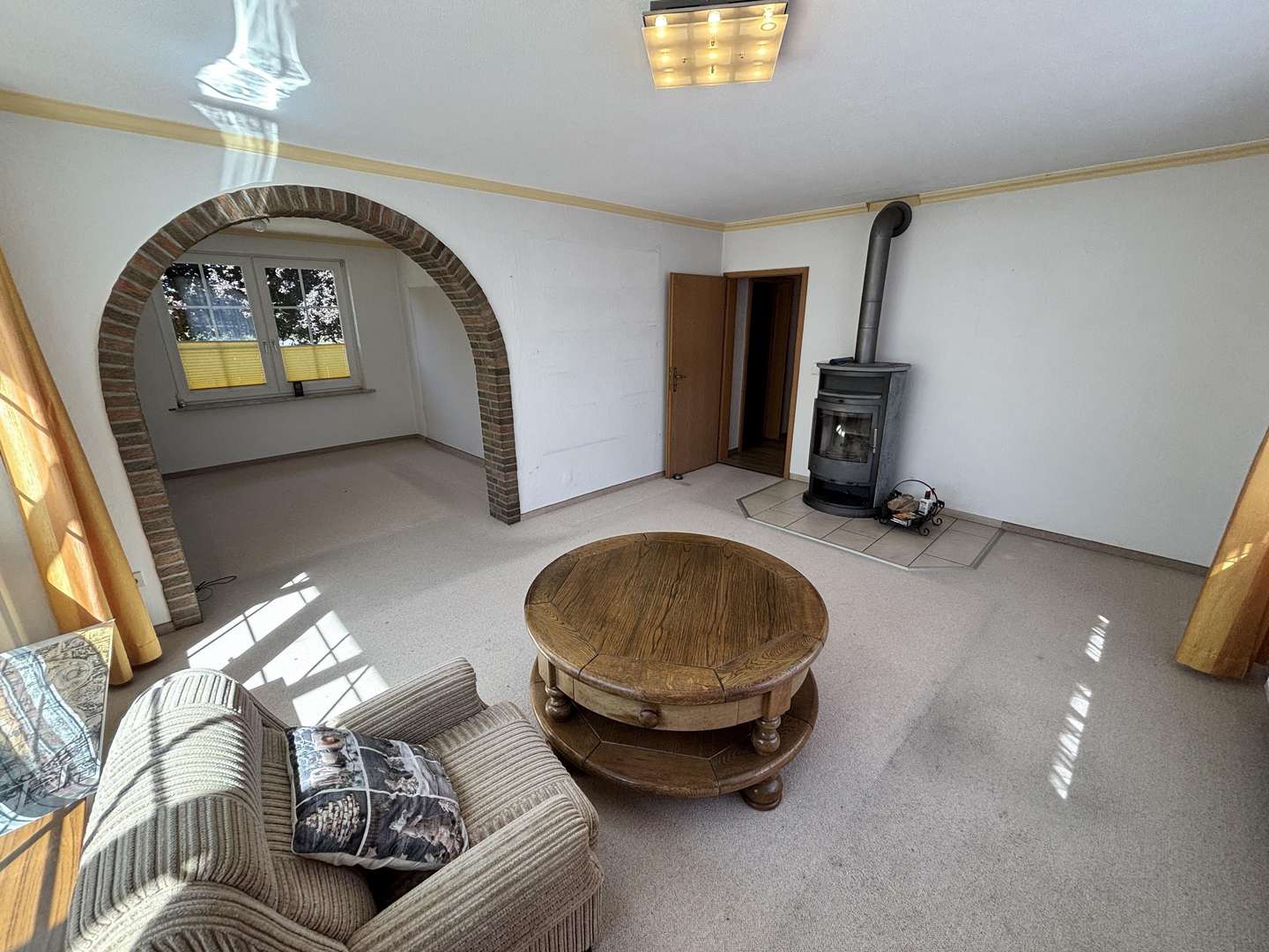 Wohnzimmer mit Blick ins Esszimmer