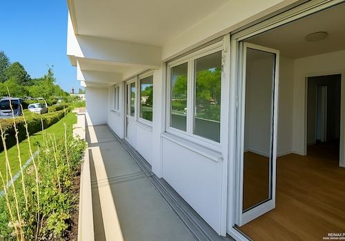 Großer Balkon im Sommer