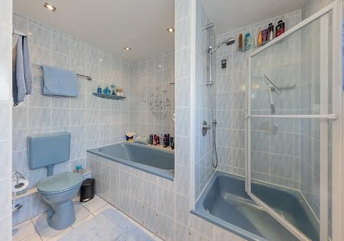 großes Badezimmer