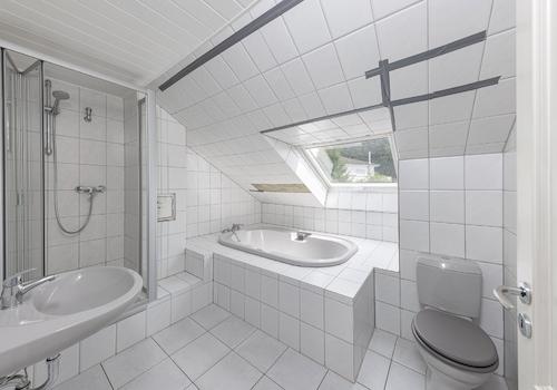 Familienbad mit Wanne, Dusche und Fenster