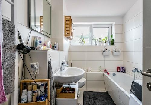 Tageslichtbad mit Badewanne
