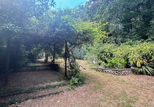 37 - Garten mit Pergola und Teich