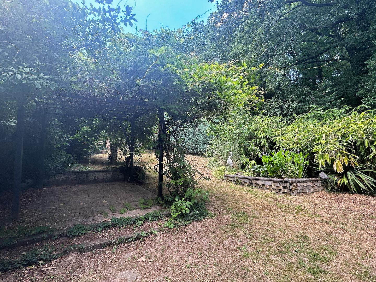37 - Garten mit Pergola und Teich