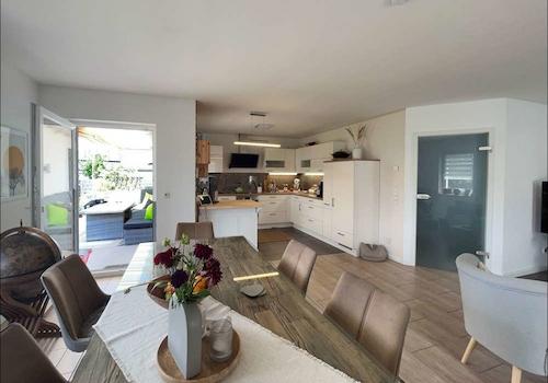 Wohnzimmer mit Blick zur Terrasse und zur Küche