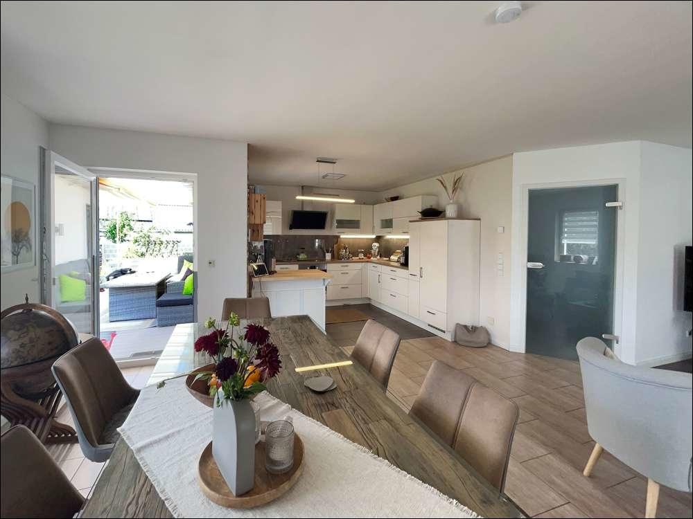 Wohnzimmer mit Blick zur Terrasse und zur Küche