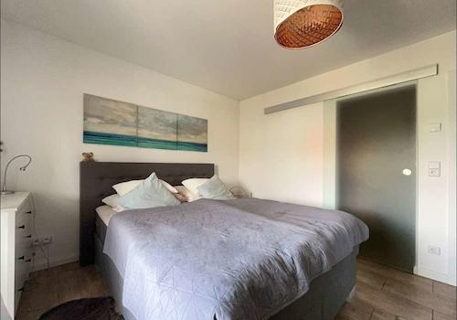 Schlafzimmer mit Blick zum Ankleidezimmer