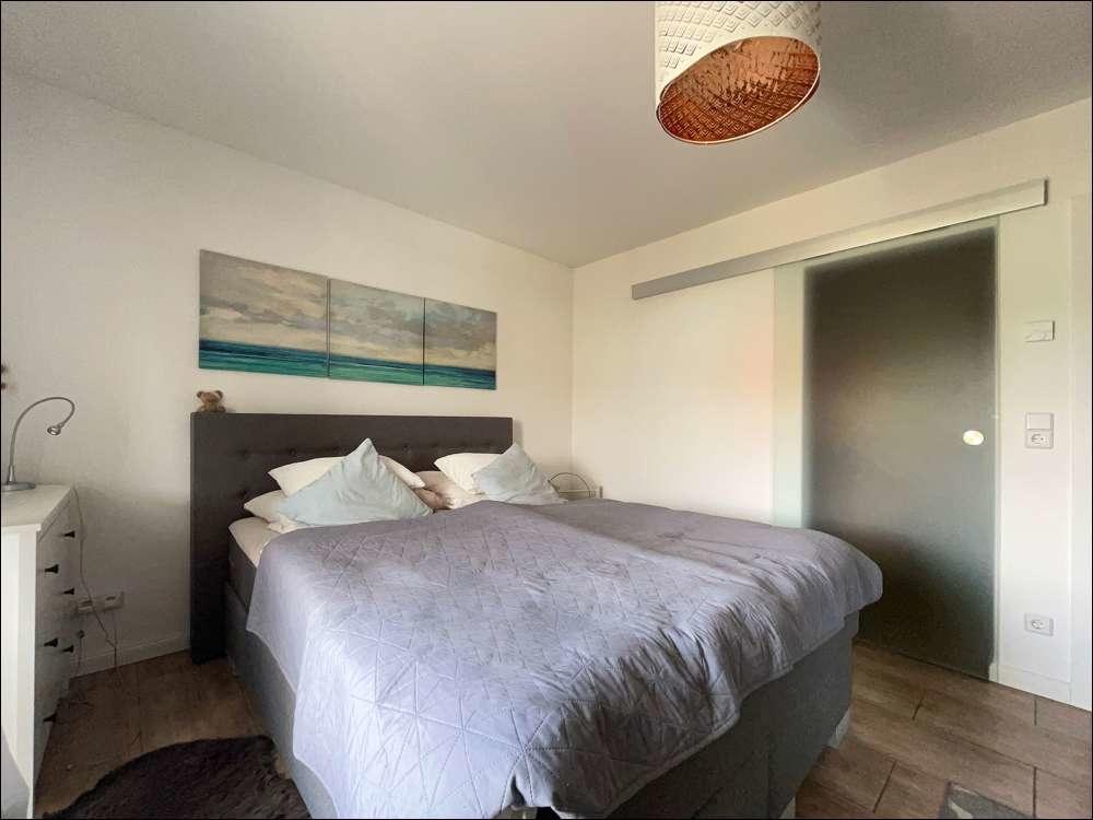 Schlafzimmer mit Blick zum Ankleidezimmer