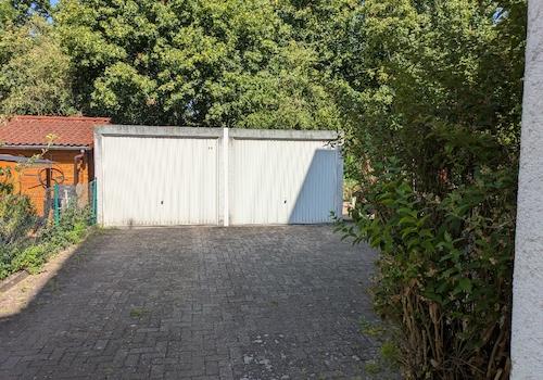 Garage links zur Wohnung