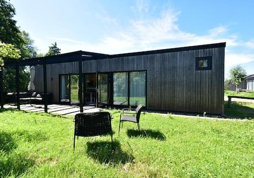 kaufen-luxus-chalet-zwartewaal-aussenansicht-und-sonnige-terrasse-recreatieadviseurs-vakantiehuistekoop-nl.jpg