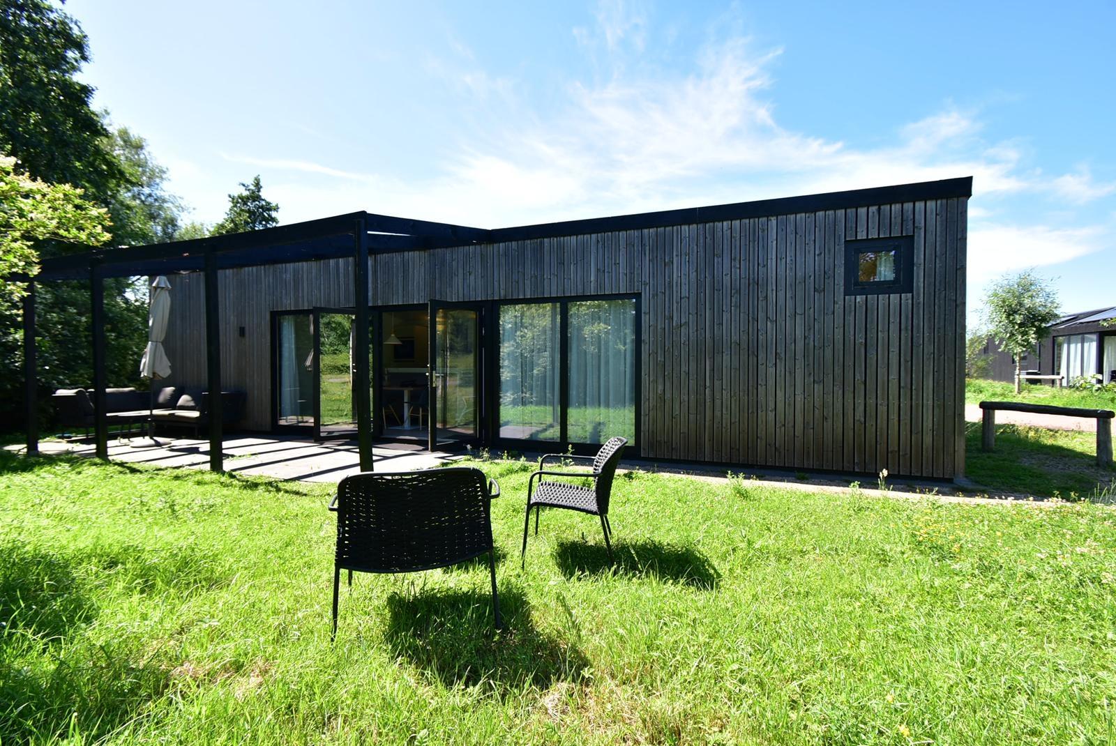 kaufen-luxus-chalet-zwartewaal-aussenansicht-und-sonnige-terrasse-recreatieadviseurs-vakantiehuistekoop-nl.jpg