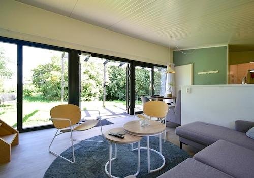 kaufen-luxus-chalet-zwartewaal-helles-wohnzimmer-und-schiebetuer-recreatieadviseurs-vakantiehuistekoop-nl.jpg