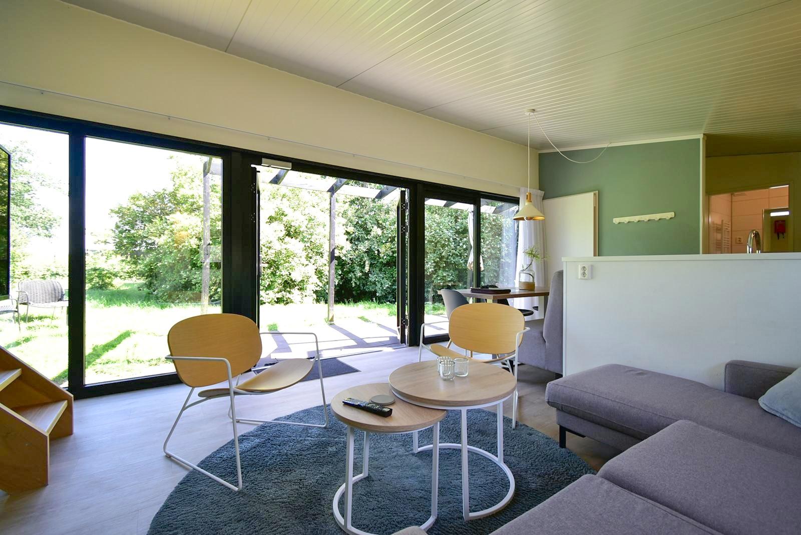 kaufen-luxus-chalet-zwartewaal-helles-wohnzimmer-und-schiebetuer-recreatieadviseurs-vakantiehuistekoop-nl.jpg