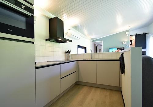 kaufen-luxus-chalet-zwartewaal-moderne-eckkueche-und-einbaugeraete-recreatieadviseurs-vakantiehuistekoop-nl.jpg