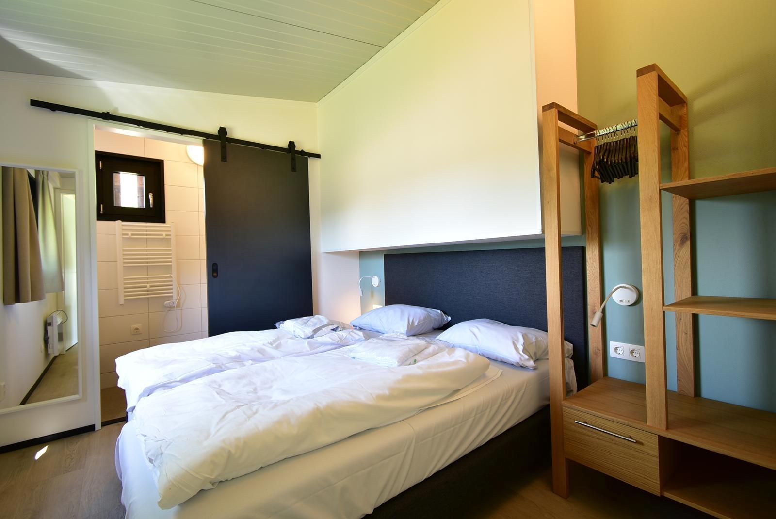kaufen-luxus-chalet-zwartewaal-komfortables-hauptschlafzimmer-und-en-suite-badezimmer-recreatieadviseurs-vakantiehuistekoop-nl.jpg
