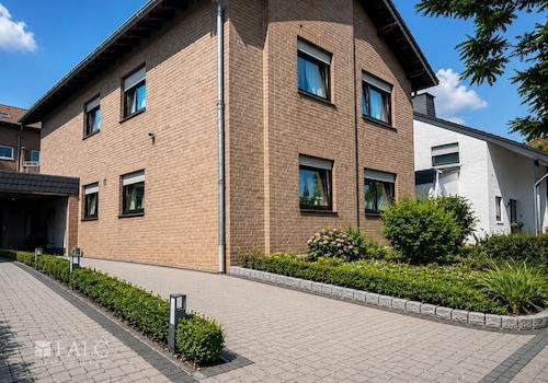 Seitenansicht mit gepflegtem Vorgarten.